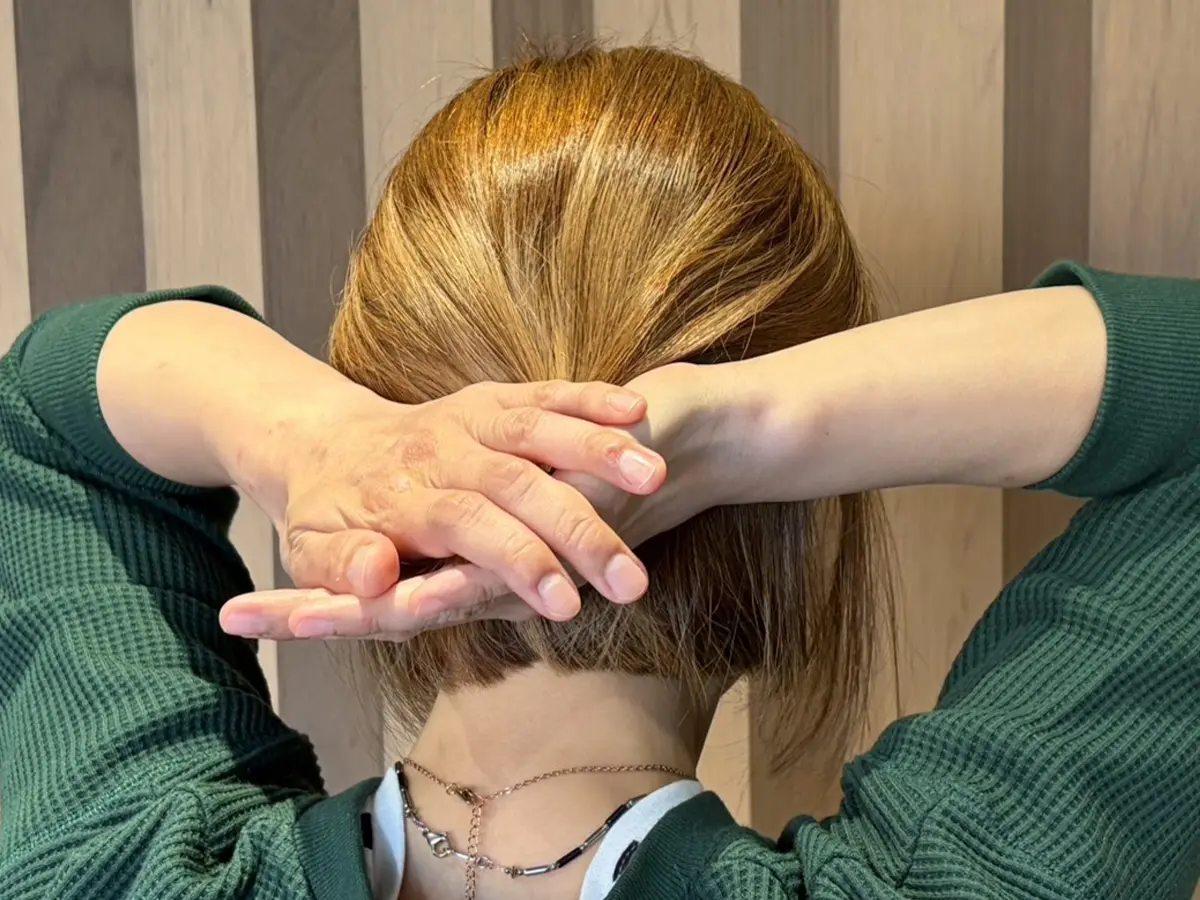 ヘアケアをする女性の写真（画像提供：岡田充）