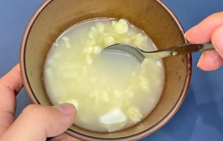 『ピザ用チーズを水にさらす』写真（撮影：キジカク）