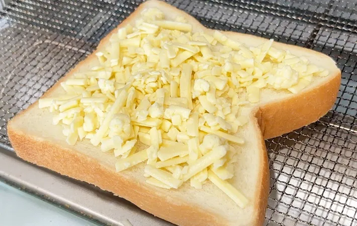 『水にさらしたピザ用チーズを食パンに乗せて焼く』写真（撮影：キジカク）