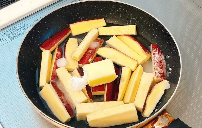 フライパンにさつまいもと調味料を入れた画像（撮影：キジカク）