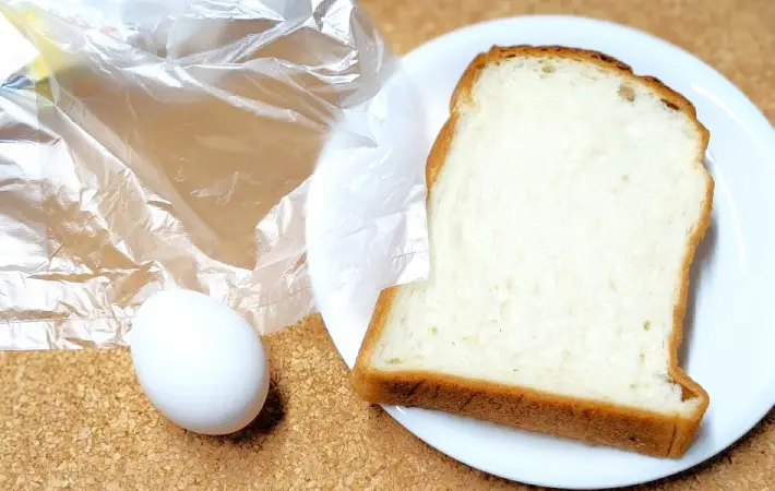 食品用ポリ袋とパンの画像（撮影：キジカク）