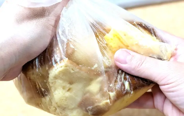 パンと卵液が入った食品用ポリ袋を揉んでいる画像（撮影：キジカク）