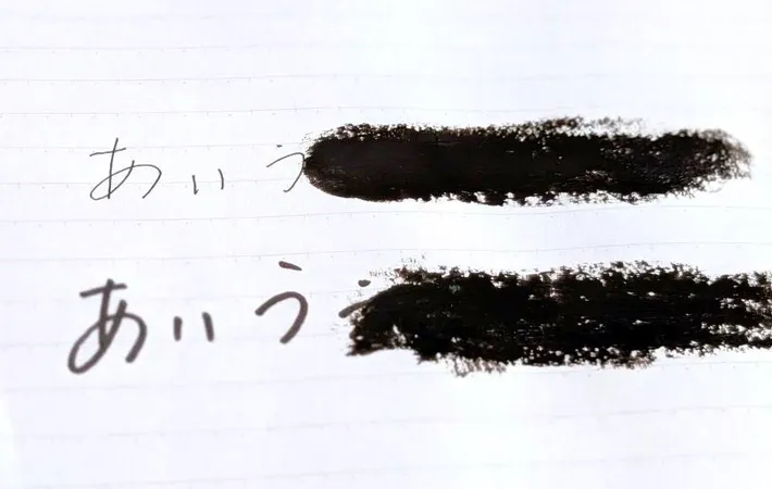 『セリア ブラックスティックのり』の使用写真（撮影：キジカク）