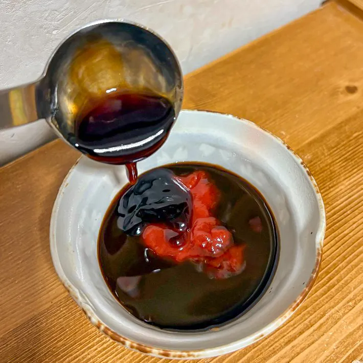 調味料を器に注いでいる写真（撮影：grapeフード編集部）