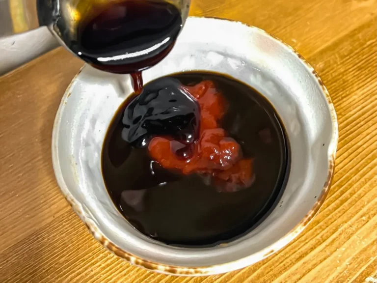 調味料を器に注いでいる写真（撮影：grapeフード編集部）