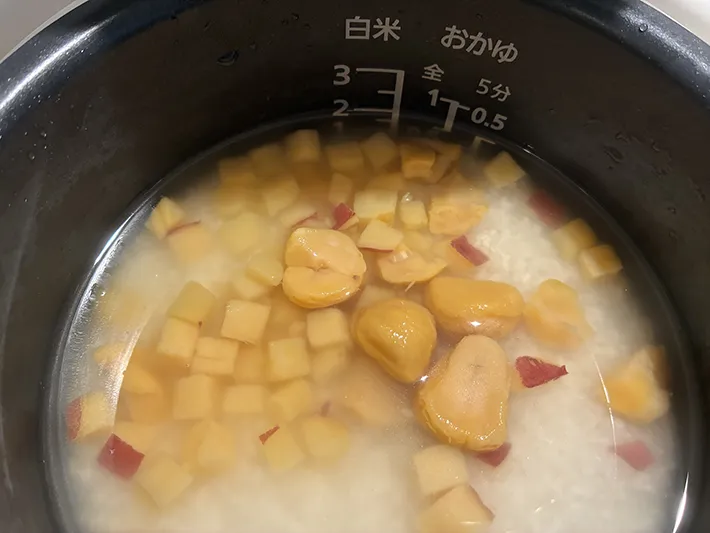 2合分の水を入れた炊飯器（撮影：grapeフード編集部）