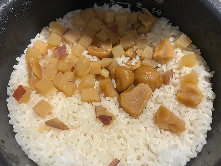 炊き上がった芋栗ご飯（撮影：grapeフード編集部）