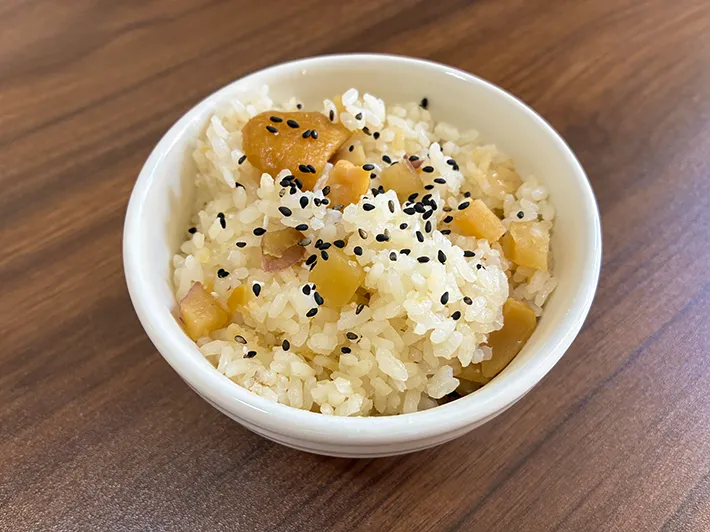 茶碗によそった芋栗ごはん（撮影：grapeフード編集部）