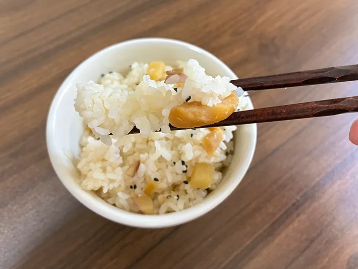 箸でつかんだ芋栗ごはん（撮影：grapeフード編集部）