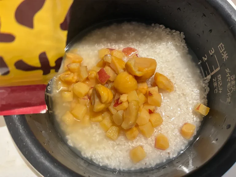 芋栗ごはんの素の中身を炊飯器に投入する場面（撮影：grapeフード編集部）