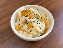茶碗によそった芋栗ごはん（撮影：grapeフード編集部）