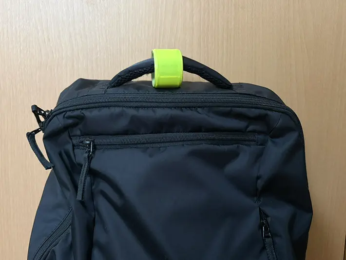 リュックに反射バンドをつけた写真（撮影：grapeライフハック編集部）