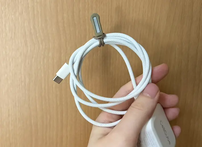 充電ケーブルを『ファスナータブ』で巻いた写真（撮影：grapeライフハック編集部）