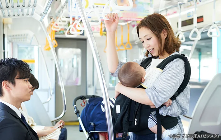 電車に乗る親子の写真