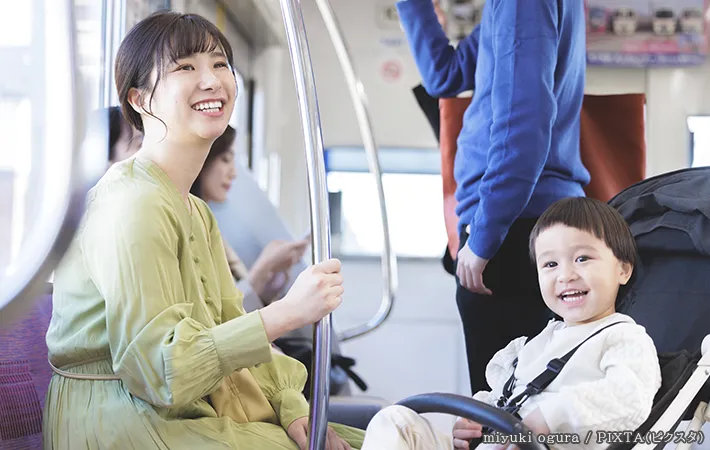 電車に乗る親子の写真