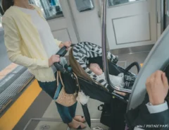 電車に乗る親子の写真