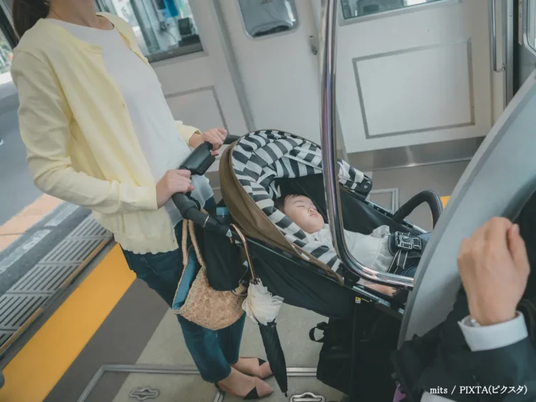 電車に乗る親子の写真