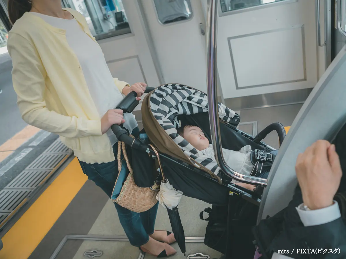 電車に乗る親子の写真