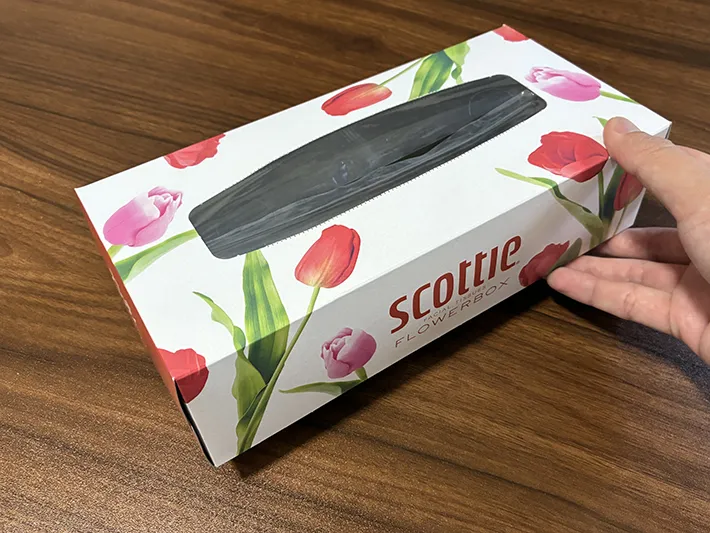 手で持ったティッシュの空き箱（撮影：grapeライフハック編集部）