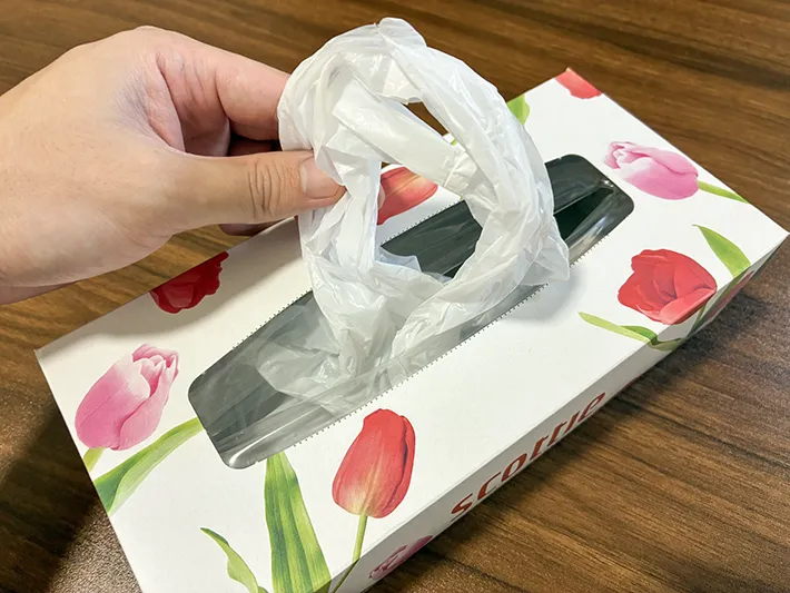 ポリ袋を入れたティッシュの空き箱（撮影：grapeライフハック編集部）