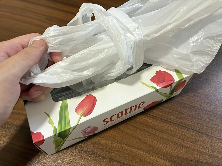 ビニール袋の持ち手に、別の袋を通す場面（撮影：grapeライフハック編集部）