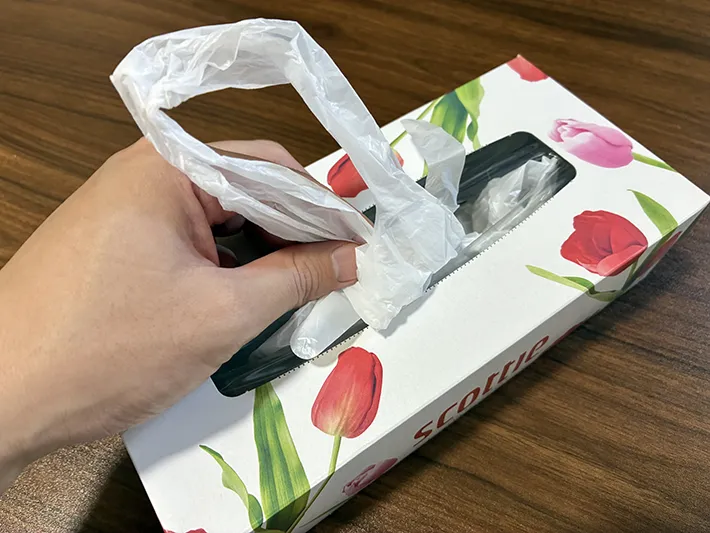 ポリ袋2枚を詰めたティッシュの空き箱（撮影：grapeライフハック編集部）