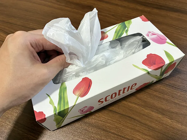 ポリ袋約10枚を詰めたティッシュの空き箱（撮影：grapeライフハック編集部）