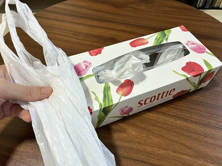 ティッシュの空き箱から引き出したポリ袋（撮影：grapeライフハック編集部）