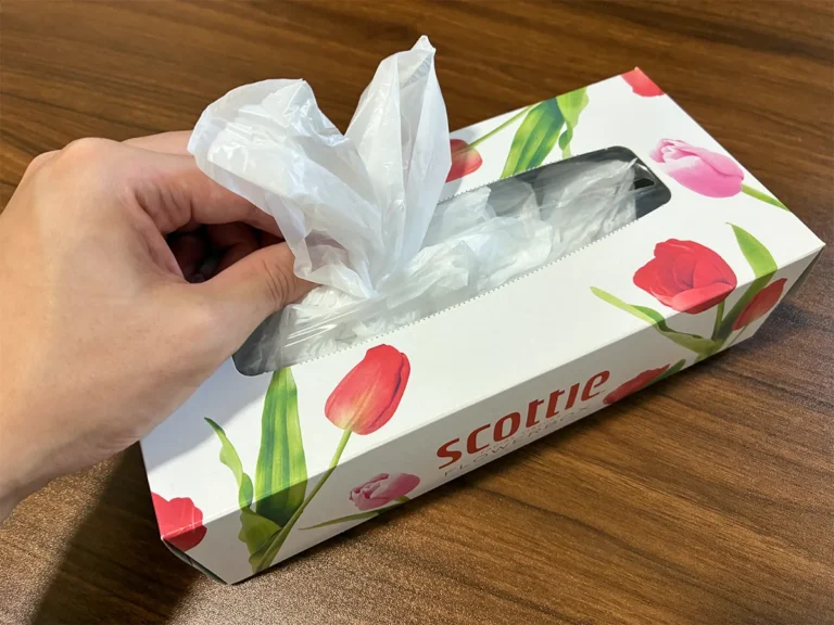 ポリ袋約10枚を詰めたティッシュの空き箱（撮影：grapeライフハック編集部）