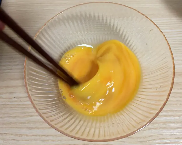 卵を溶く写真（撮影：grapeフード編集部）