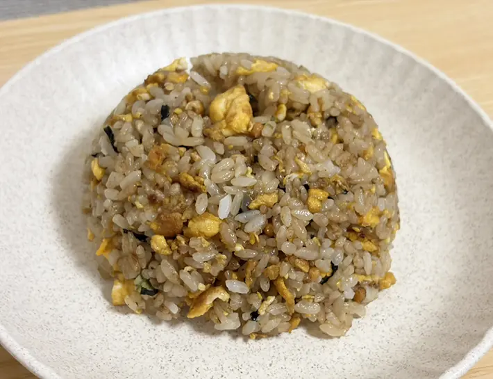 お茶漬けの素を入れて作ったチャーハンの写真（撮影：grapeフード編集部）