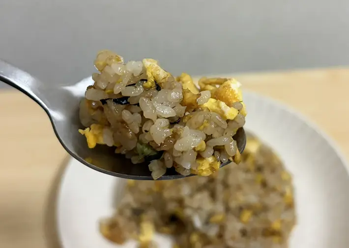 お茶漬けの素を入れて作ったチャーハンの写真（撮影：grapeフード編集部）