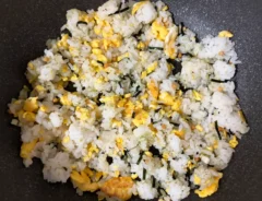 チャーハンを炒める写真（撮影：grapeフード編集部）