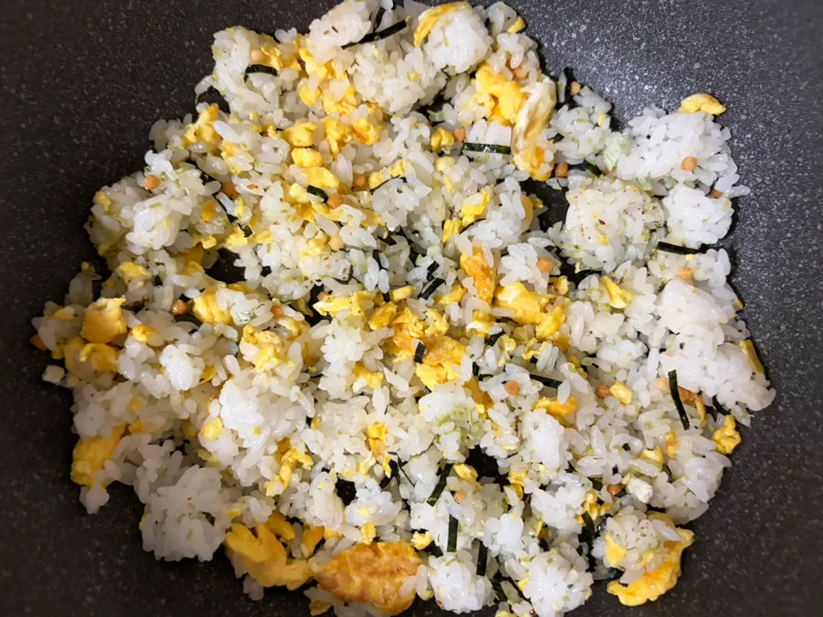 チャーハンを炒める写真（撮影：grapeフード編集部）