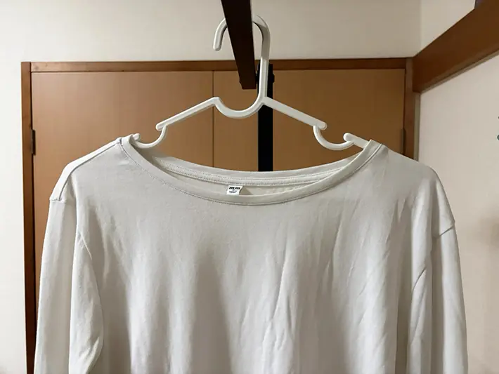 ハンガーにTシャツをかけた写真（撮影：grapeライフハック編集部）