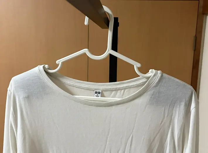 滑り止めシートを巻きつけたハンガーにかけたTシャツの写真（撮影：grapeライフハック編集部）