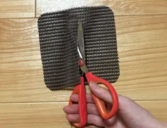 滑り止めシートを半分に切った写真（撮影：grapeライフハック編集部）