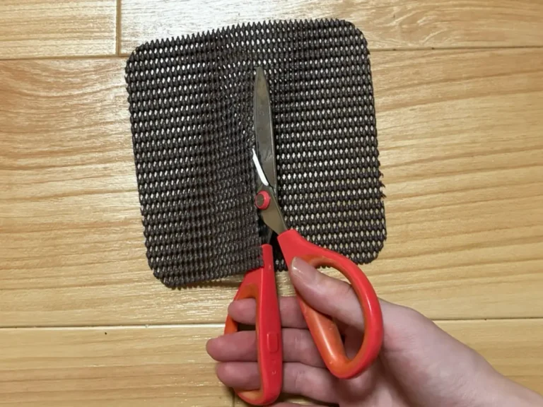 滑り止めシートを半分に切った写真（撮影：grapeライフハック編集部）