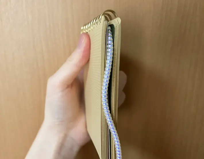 リングメモを折り畳んで使う写真（撮影：grapeライフハック編集部）