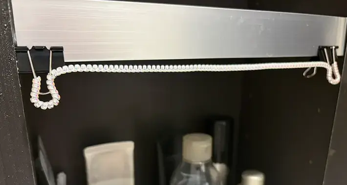 ダブルクリップを洗面台につける写真（撮影：grapeライフハック編集部）