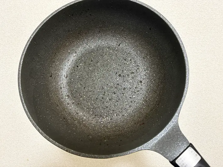 油汚れが目立つフライパンの写真（撮影：grapeライフハック編集部）