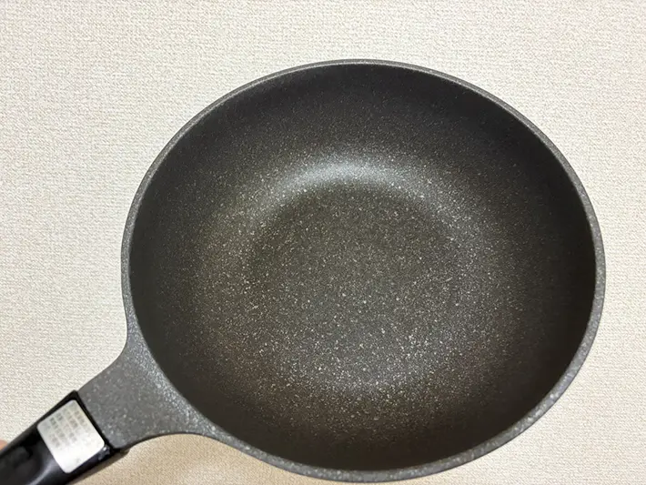 きれいになったフライパンの写真（撮影：grapeライフハック編集部）