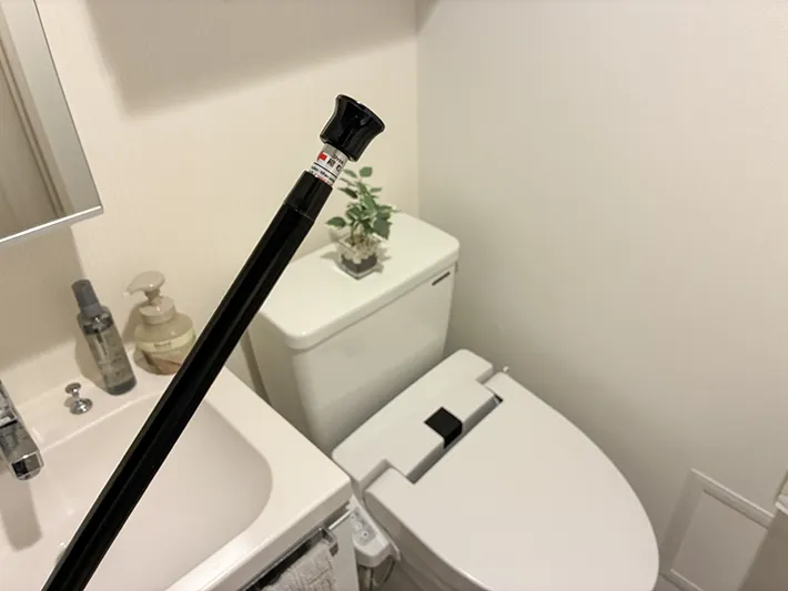 トイレで手にするつっぱり棒（撮影：grapeライフハック編集部）