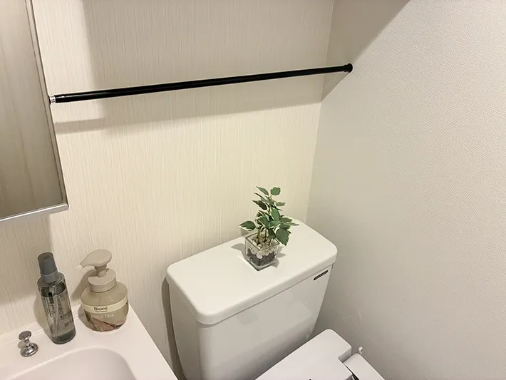 トイレの上に設置したつっぱり棒（撮影：grapeライフハック編集部）