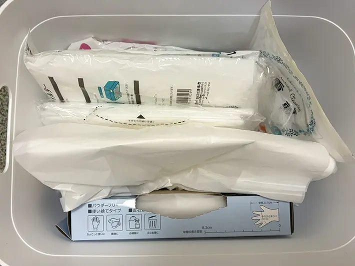ゴミ袋や掃除道具を入れた収納箱の写真（撮影：grapeライフハック編集部）