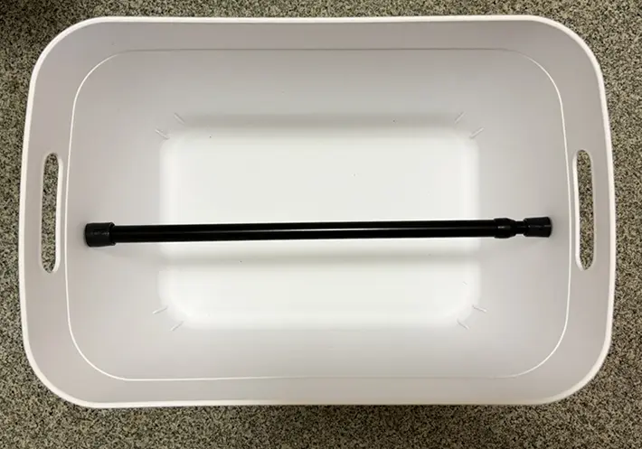 収納箱につっぱり棒をかけた写真（撮影：grapeライフハック編集部）