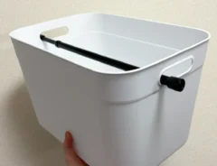 収納かごの持ち手につっぱり棒をかけた写真（撮影：grapeライフハック編集部）