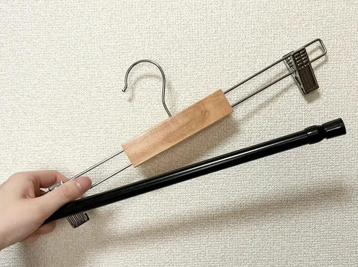 クリップハンガーとつっぱり棒の写真（撮影：grapeライフハック編集部）