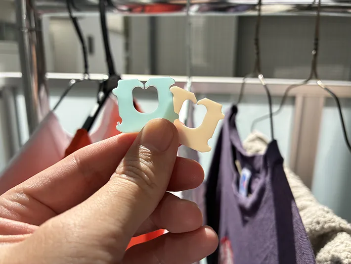 物干し竿のそばで手にするパンの留め具（撮影：grapeライフハック編集部）