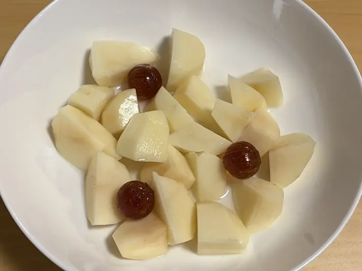 カットしたジャガイモと『カンロ飴』を耐熱容器に入れた写真（撮影：grapeフード編集部）